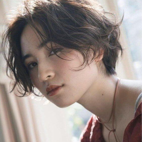 บ๊อบสั้นดัดลอนยุ่งๆ (Credit: instagram/@agirl_shorthair)