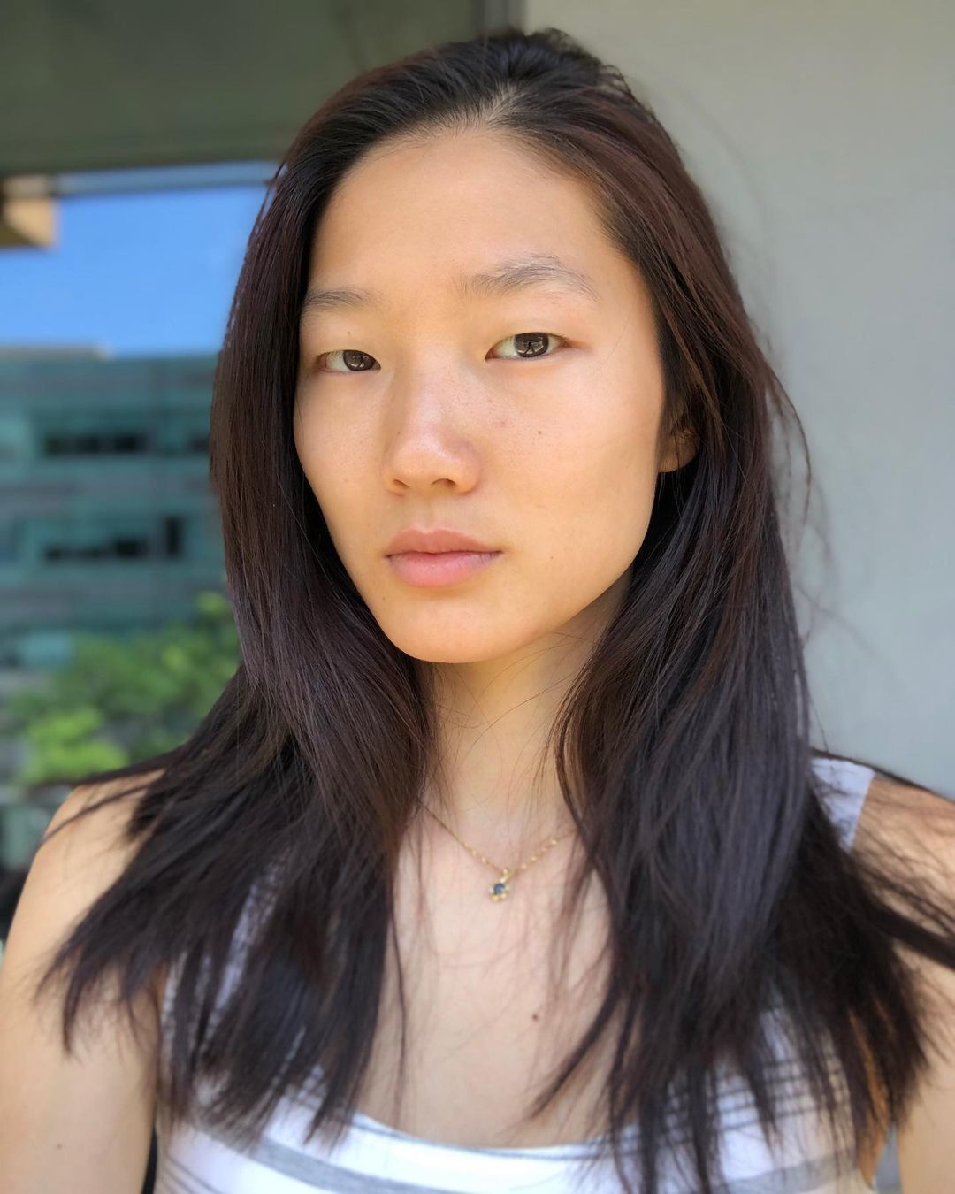 ทรงผมแสกข้างลึก (Credit: instagram/@annesao)