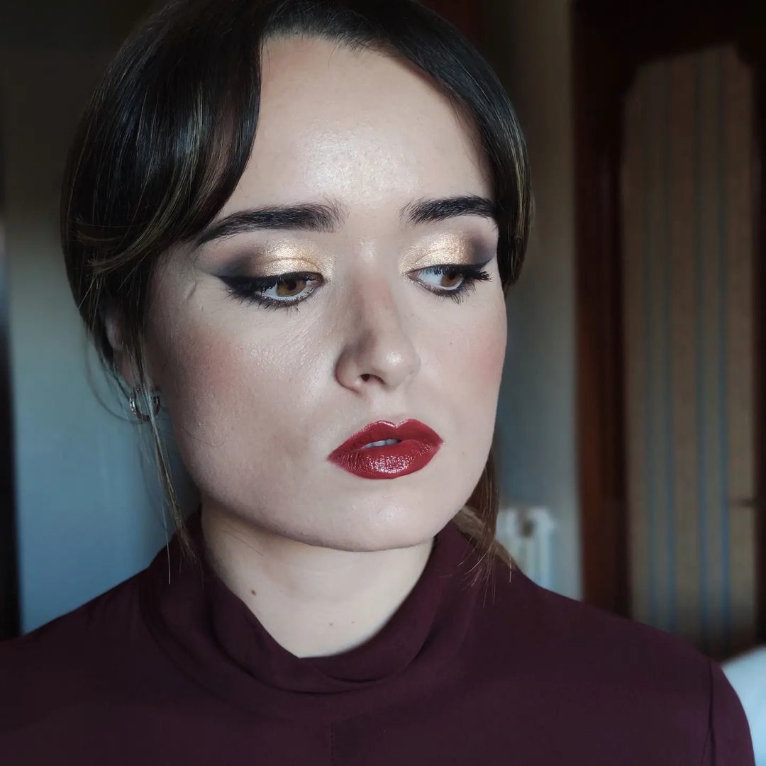 เกล้าผมปล่อยปอยหลวมปิดช่วงหน้าผากให้ดูแคบลง (Credit: instagram/@maria_terzo_makeupartist)