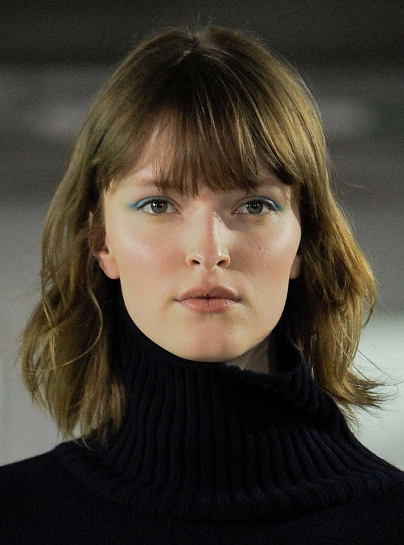 ผมหน้าม้าปัดข้าง กับผมประบ่าดัดลอนบีชเวฟ (Credit: Rex by Shutterstock)