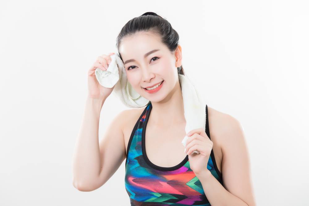 ผู้หญิงเอเชีย กำลังซับเหงื่อหลังออกกำลังกาย