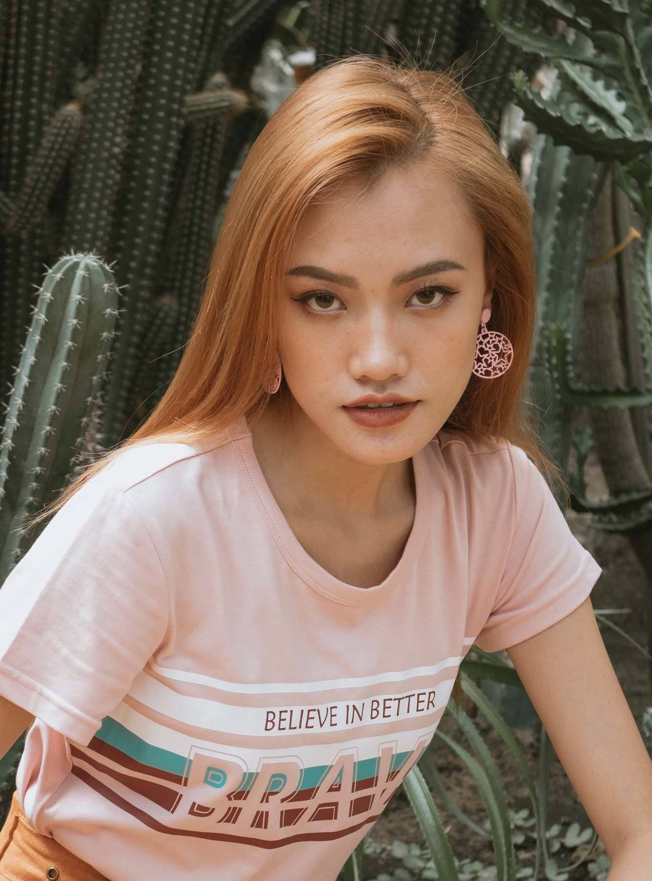 ผู้หญิงเอเชียผมยาว ย้อมผมสีบลอนด์อมส้ม