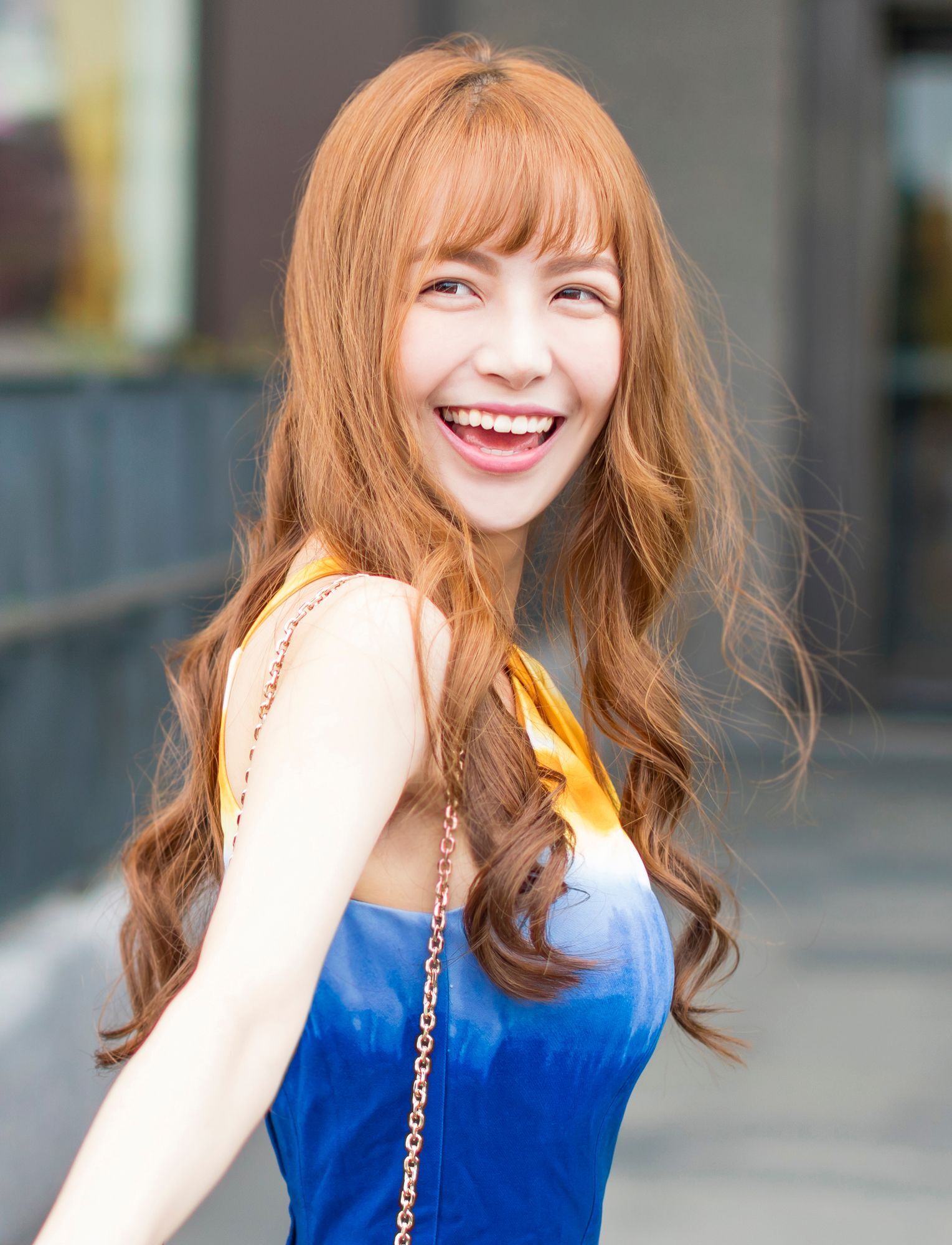 ผมสีน้ำตาลอ่อน