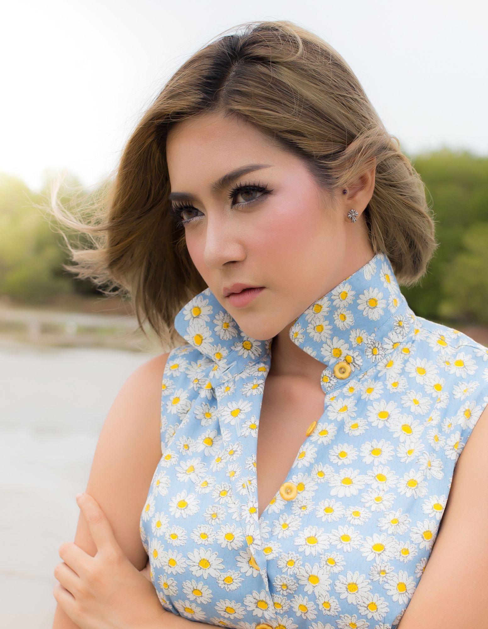 ผมสีน้ำตาลอ่อนประกายหม่น (Credit: Shutterstock)