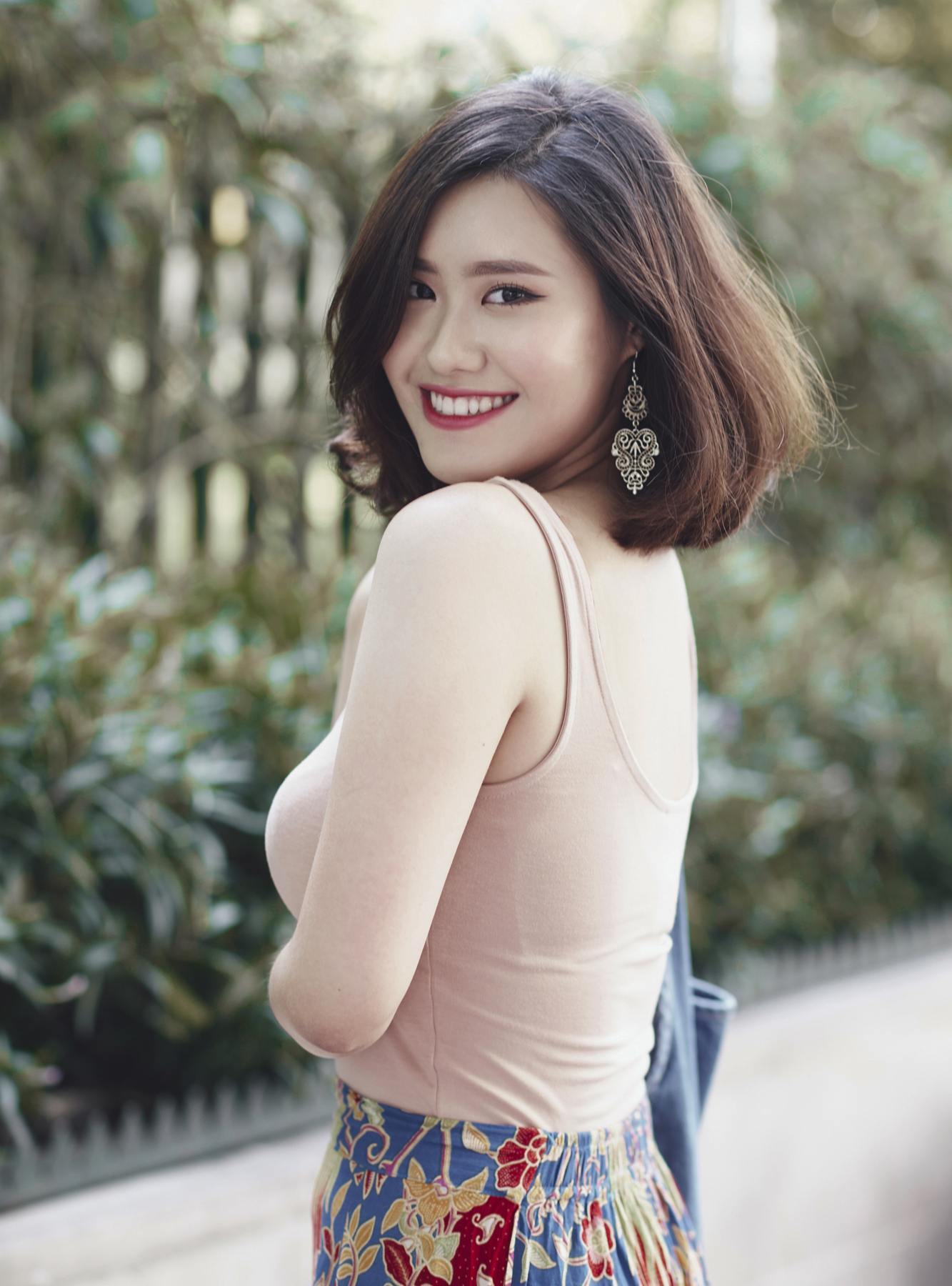 ผมประบ่าดัดปลายงุ้ม (Credit: Natasha Estelle)