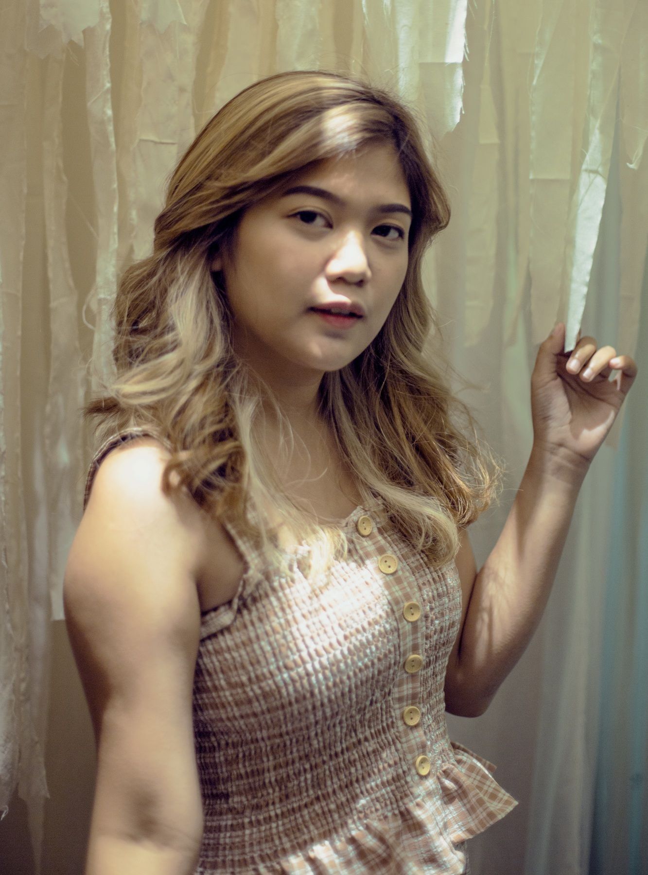 ผมยาวดัดลอน หน้าม้าปัดข้าง (Credit: Natasha Estelle)