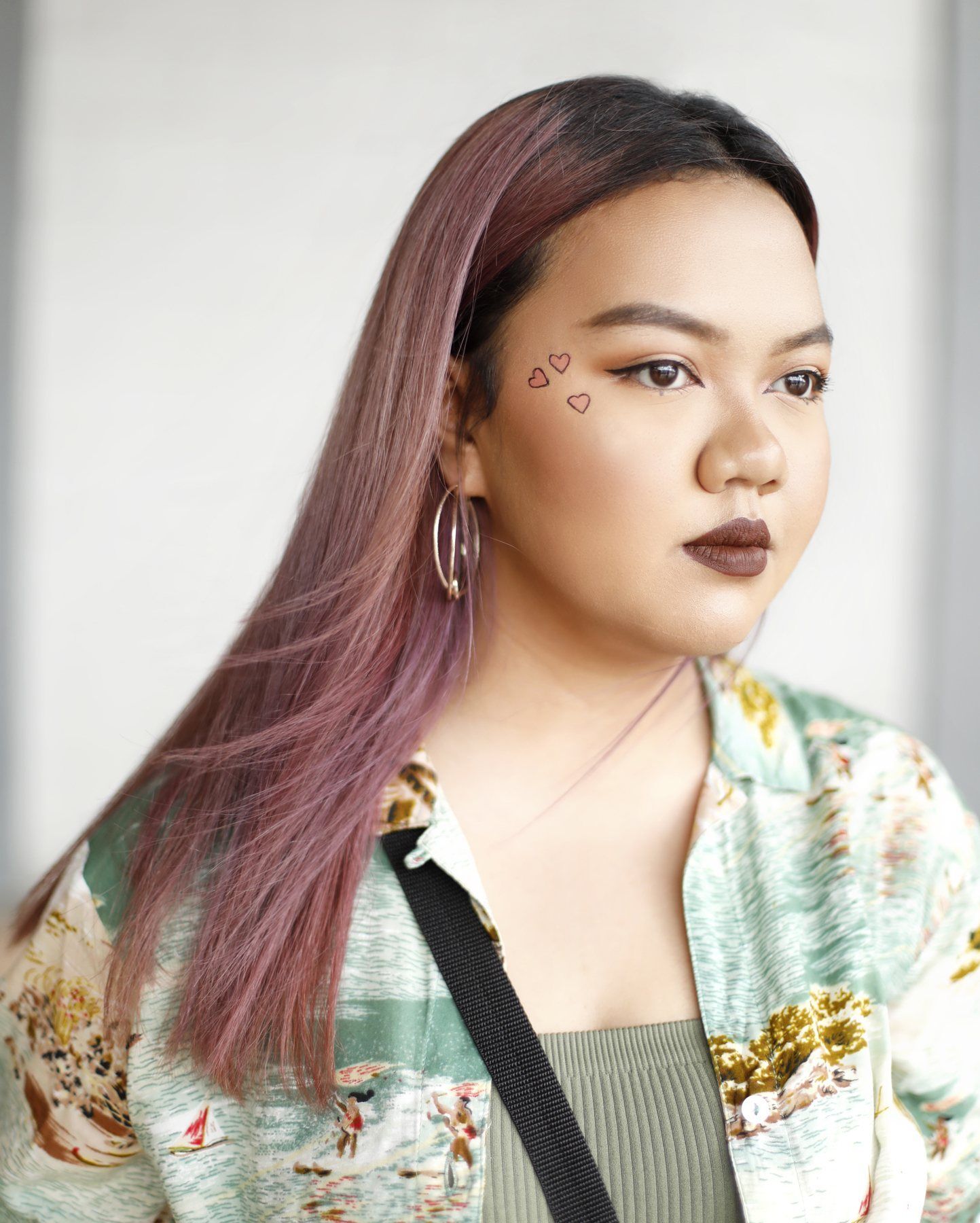 ผมยาวสไลด์ปลาย ไฮไลต์สีม่วง (Credit: Natasha Estelle)