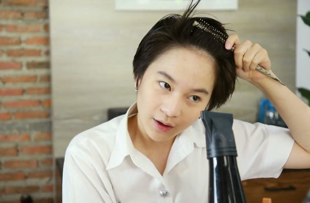 ทรงผมทอมรับปริญญา