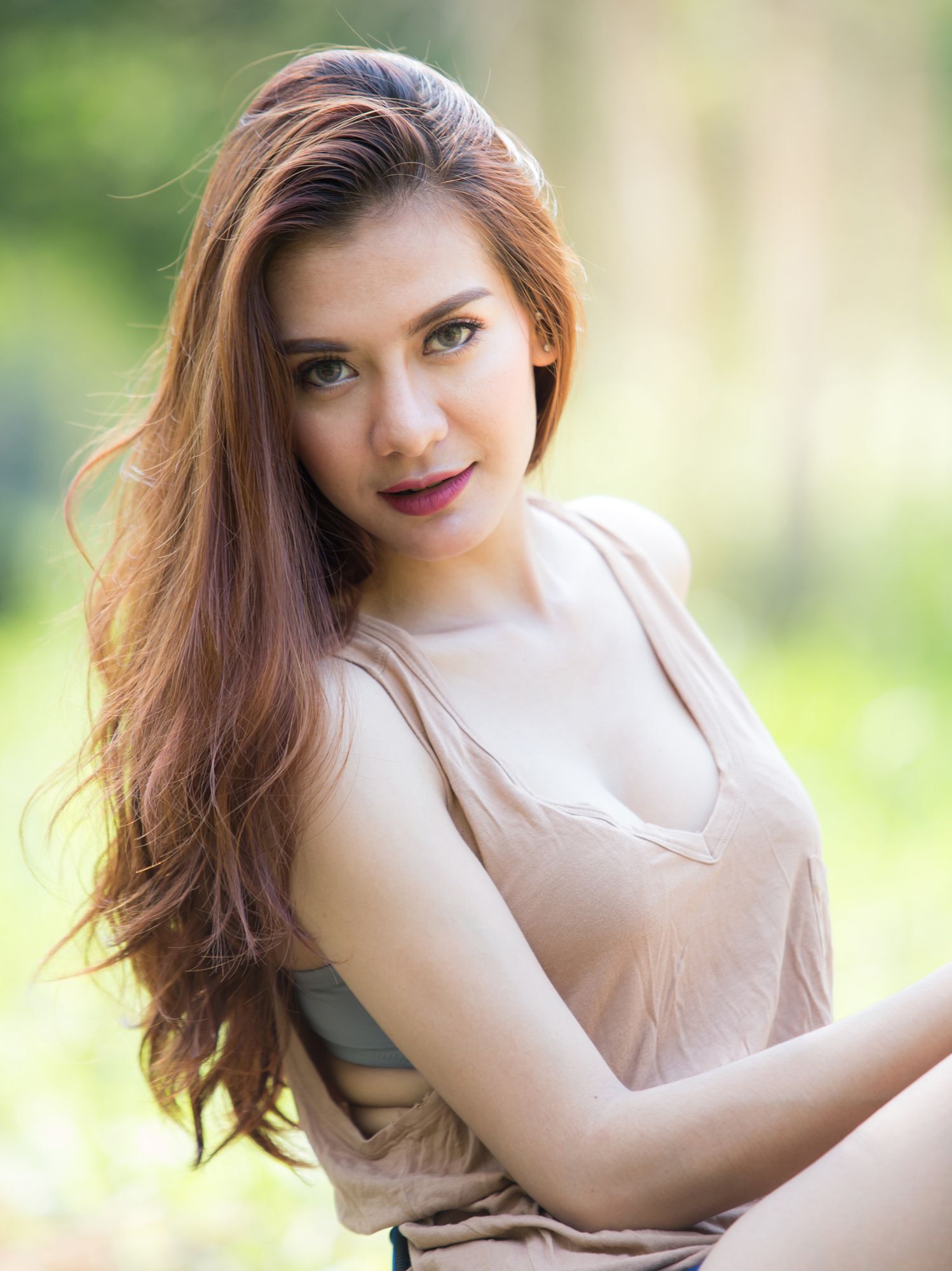 ผมสีน้ำตาลอ่อนประกายแดง (Credit: Shutterstock)