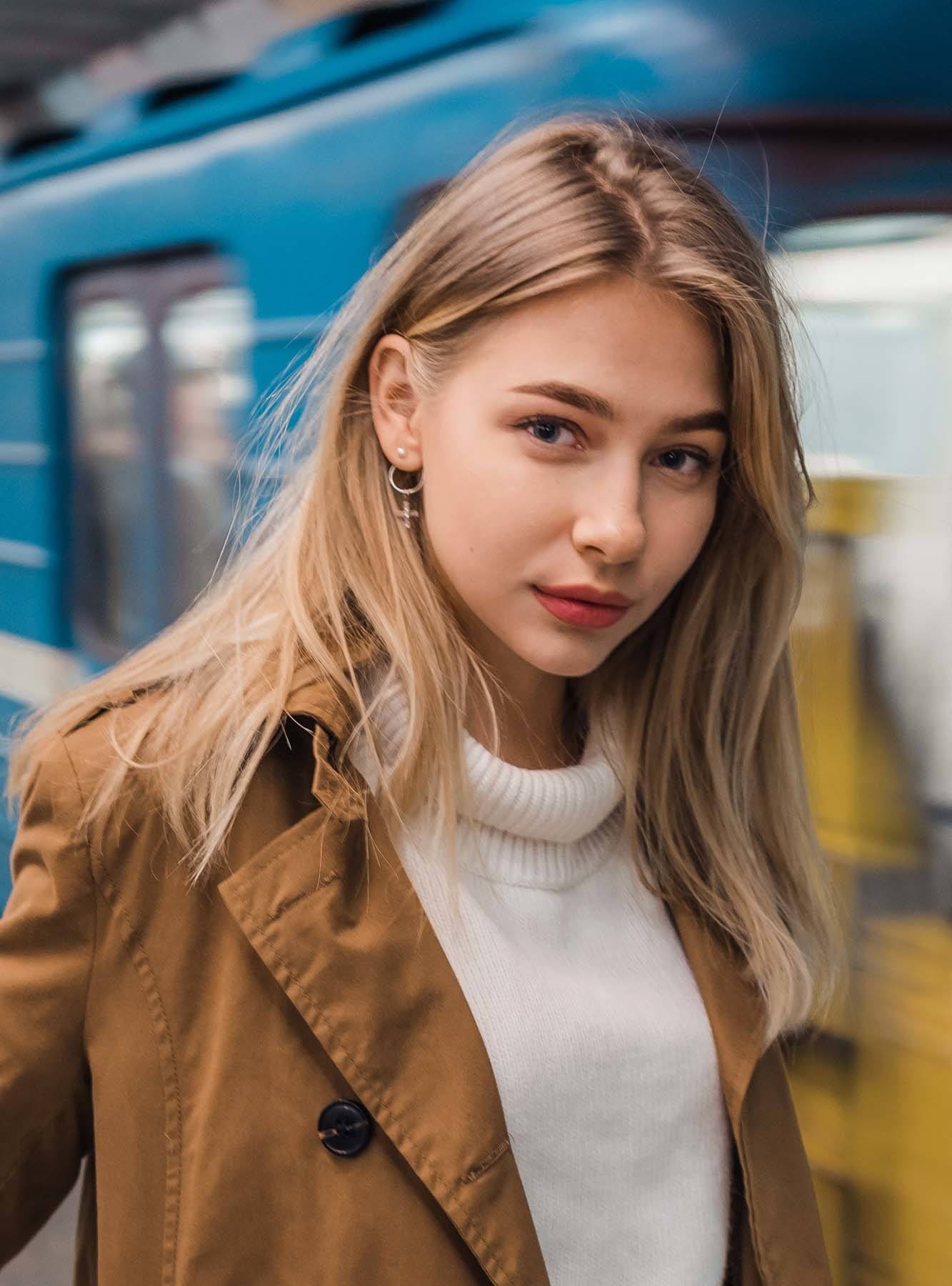   ผู้หญิง เอเชีย ไว้ผมยาว ทำผมสีบลอนด์ทอง แบบธรรมชาติ