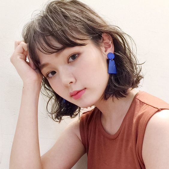 ผมสั้นดัดลอน (Credit: Pinterest)