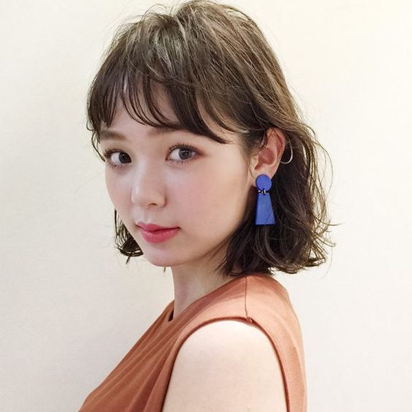 ผมสั้นดัดลอน