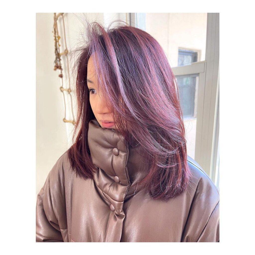 ผมสีไวน์แดงประกายชมพู