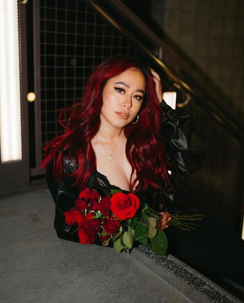 ผมสีไวน์แดงสีกุหลาบแดง