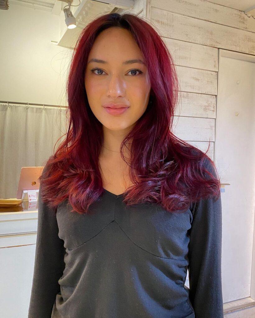 ผมสีไวน์แดงสว่าง