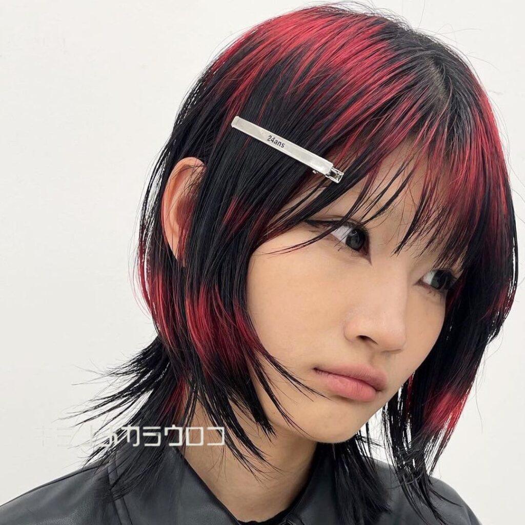 ผมสีไวน์แดงตัดดำ