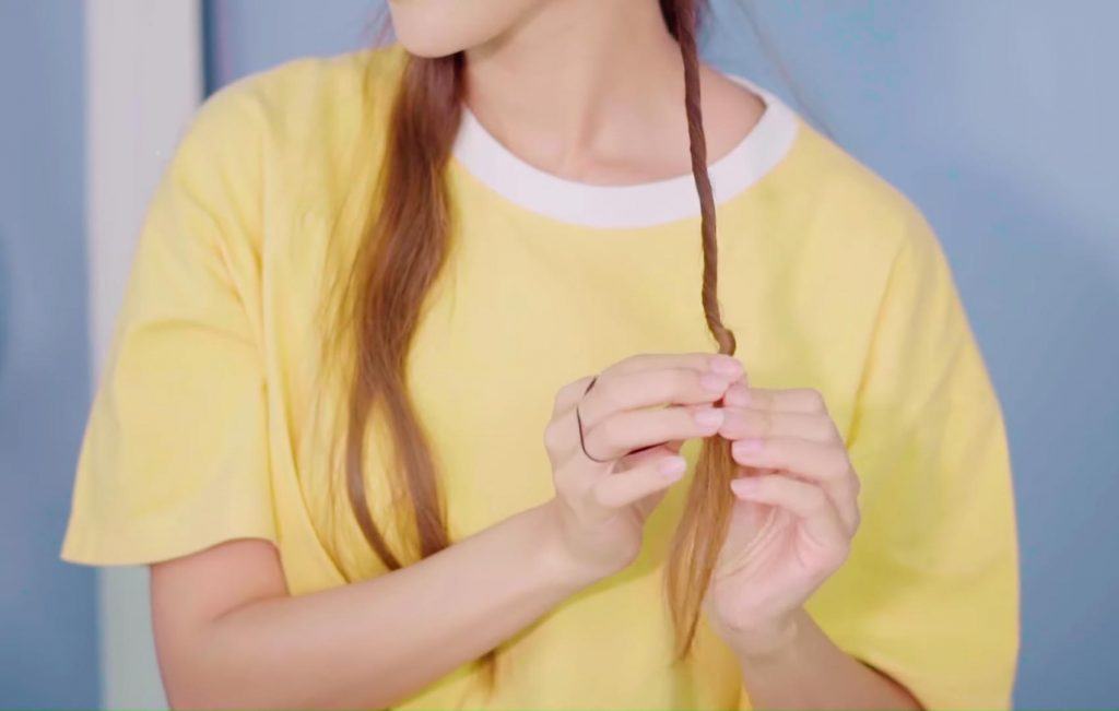 ทำผมลอนสวยๆ ด้วยหนังยาง