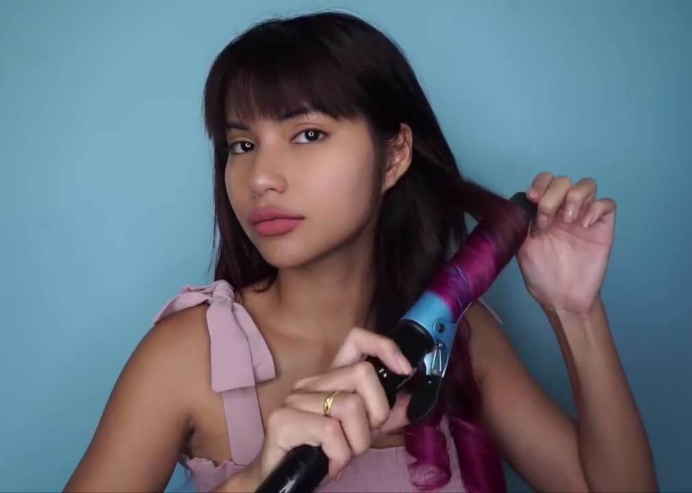 ผู้หญิงเอเชีย ไว้ผมยาว สีดำ ม้วนผม ด้วยแกนม้วนผมไฟฟ้า