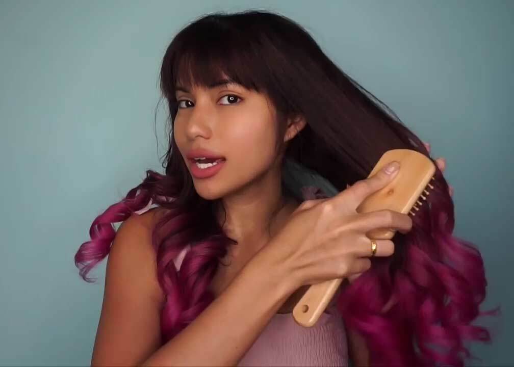 ผู้หญิงเอเชีย ไว้ผมยาว สีดำ สางลอนผม