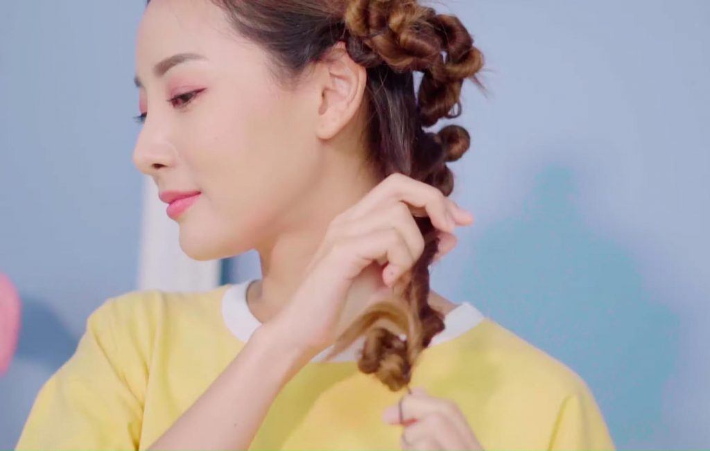 ทำผมลอนสวยๆ ด้วยหนังยาง