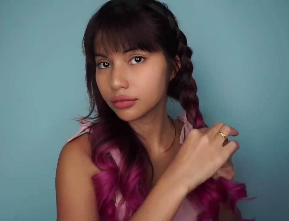 ผู้หญิงเอเชีย ไว้ผมยาว สีดำ สาธิตวิธี ถักเปียตะขาบ