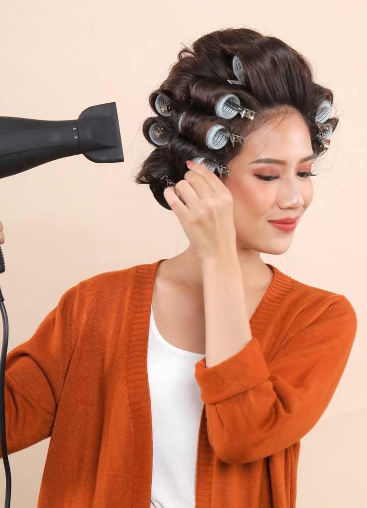 ผู้หญิงเอเชียผมยาวเสื้อส้ม ผู้หญิงเอเชียผมยาวเสื้อส้ม ดัดผมลอนโดยใช้ โรลม้วนผมดัดผมลอนโดยใช้โรลม้วนผม