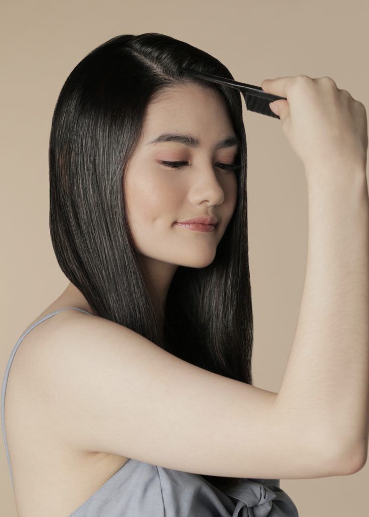 ผู้หญิงเอเชีย ผมประบ่า สาธิตวิธีมวยผมต่ำ