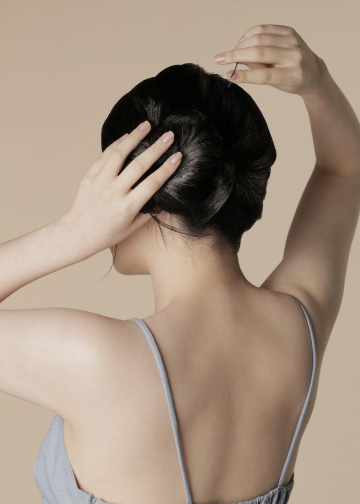 ผู้หญิงเอเชีย ผมประบ่า สาธิตวิธีมวยผมต่ำ