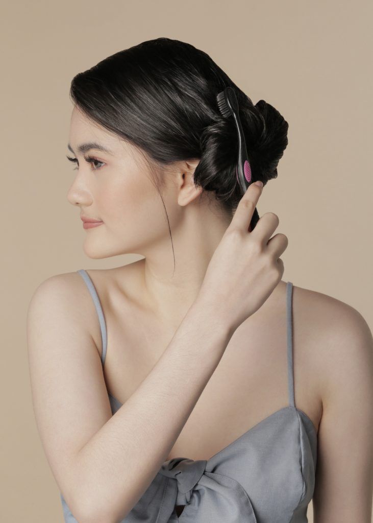 ผู้หญิงเอเชีย ผมประบ่า สาธิตวิธีมวยผมต่ำ