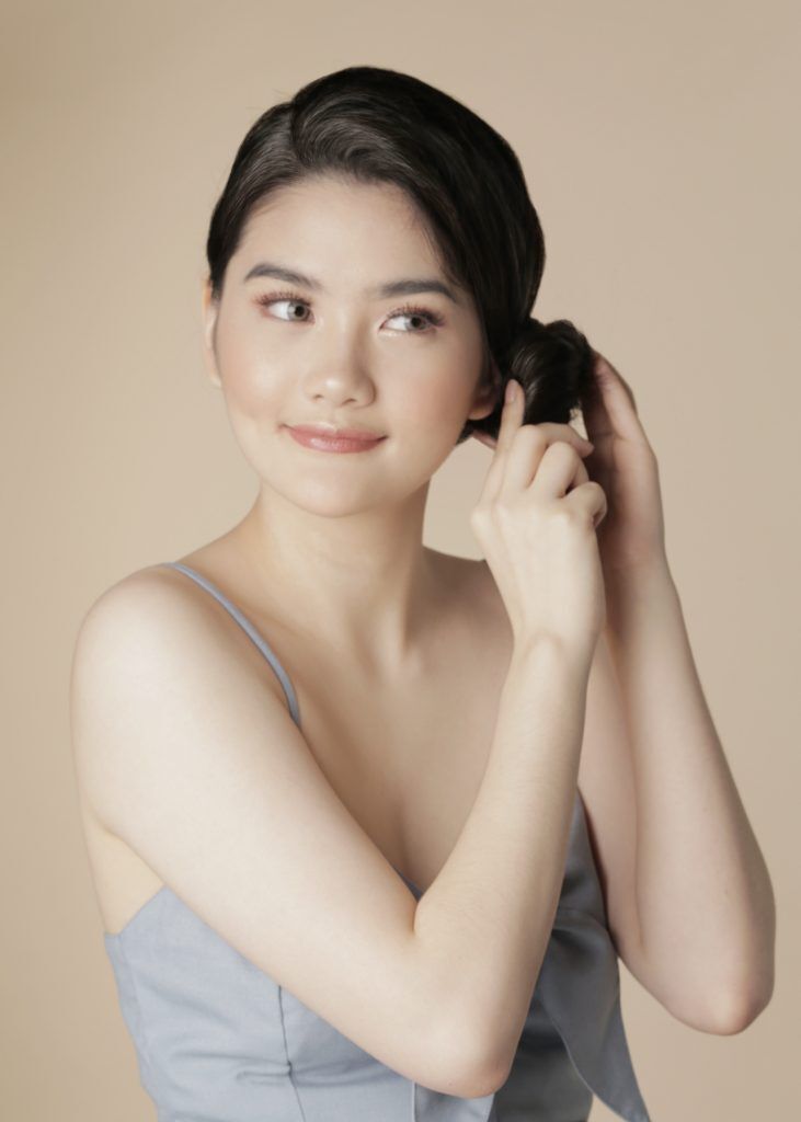 ผู้หญิงเอเชีย ผมประบ่า สาธิตวิธีมวยผมต่ำ