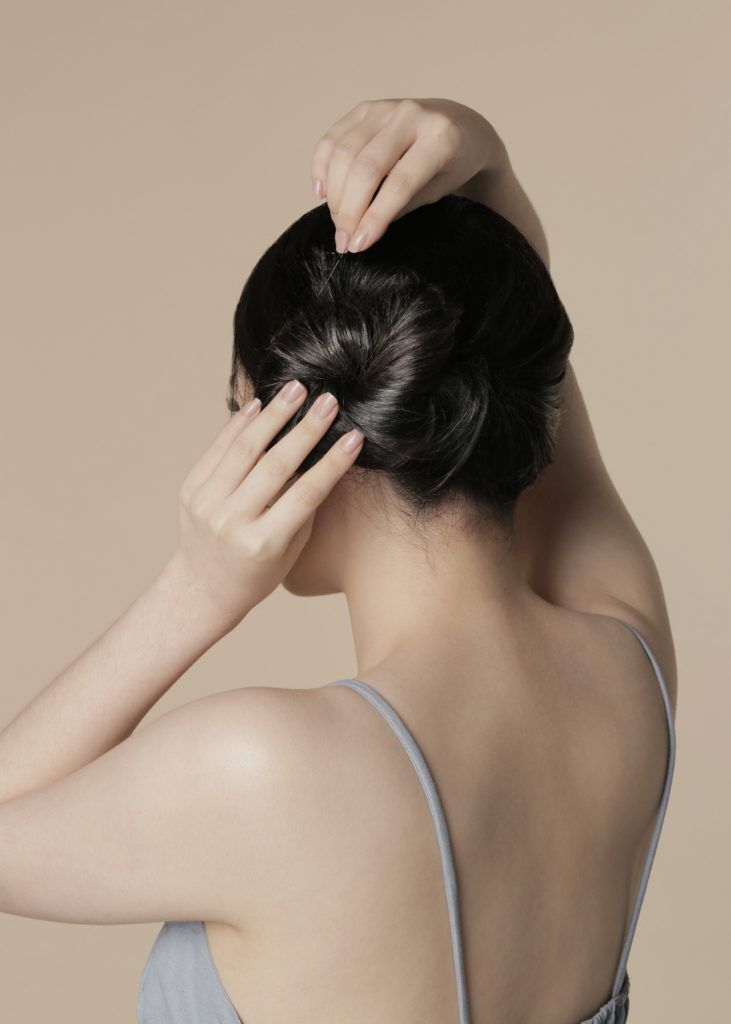 ผู้หญิงเอเชีย ผมประบ่า สาธิตวิธีมวยผมต่ำ