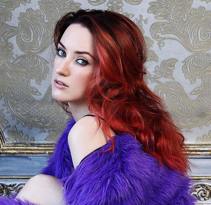 ไอเดียทำสีผมแดงประกายม่วง เฉดสีที่ช่วยขับใบหน้าให้ดูสดใส และมีชีวิตชีวา