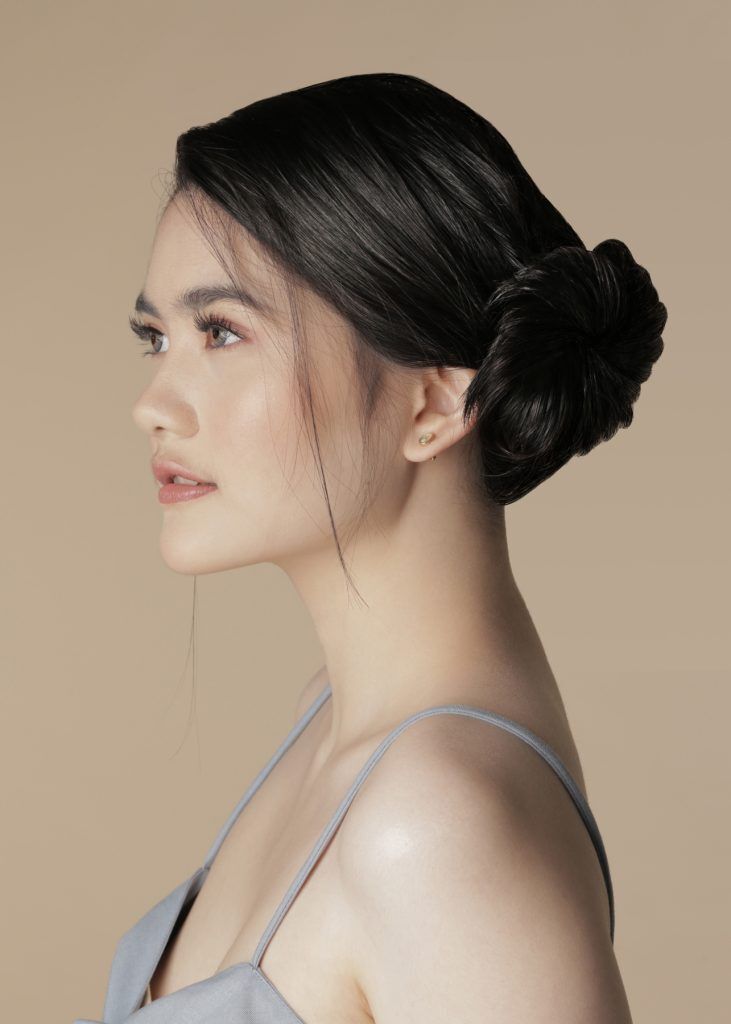 ผู้หญิงเอเชีย ผมประบ่า ทำผมมวยต่ำ