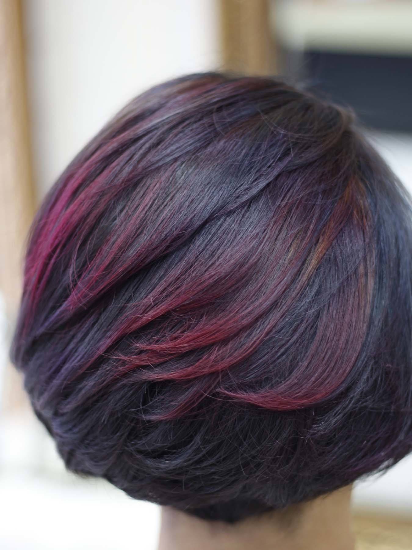 ผมสีดำ ไฮไลต์สีแดงอมม่วง (Credit: Rex by Shutterstock)