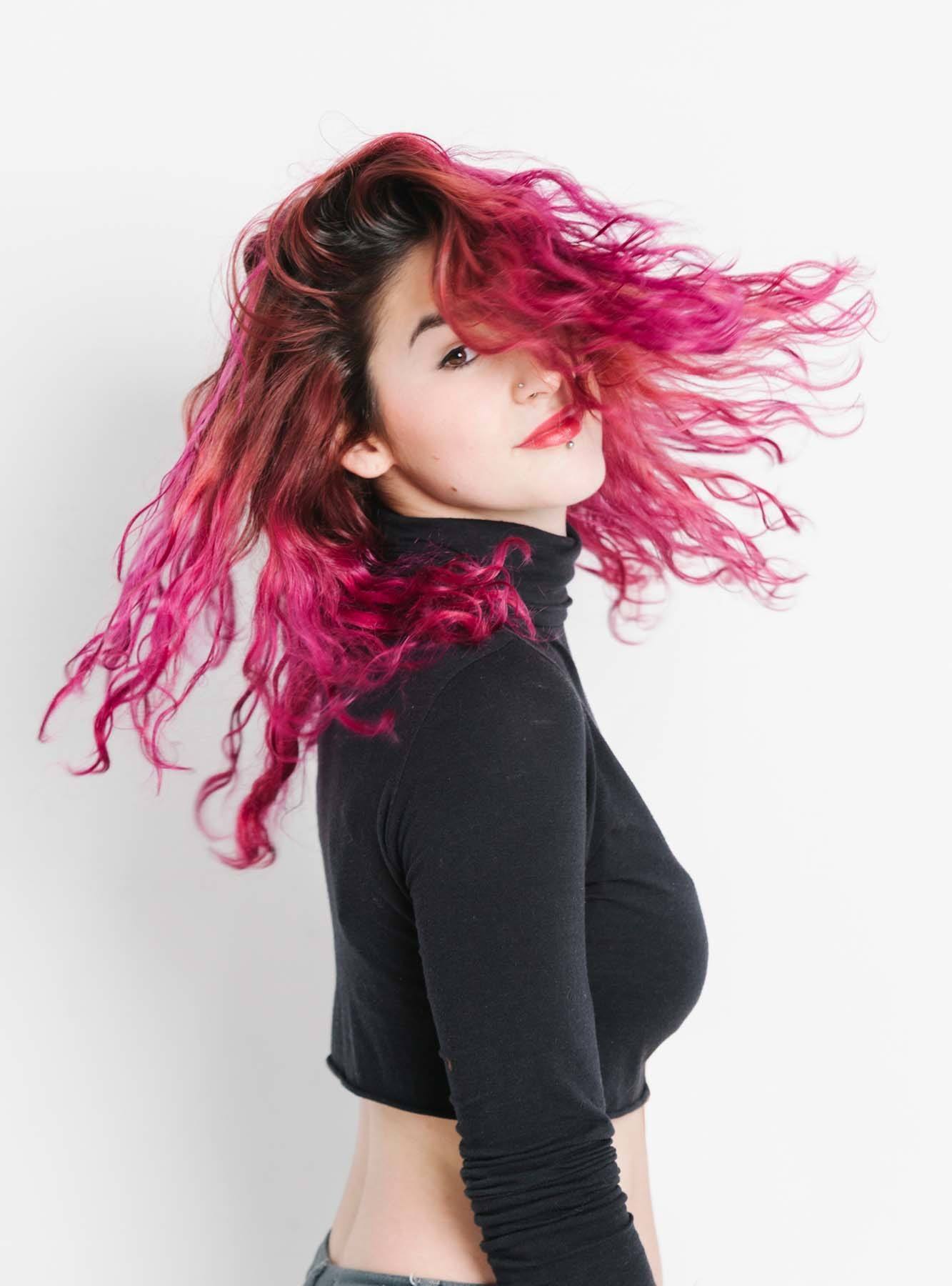 ผมหยิกสีแดงเปลือกมังคุด (Credit: Rex by Shutterstock)