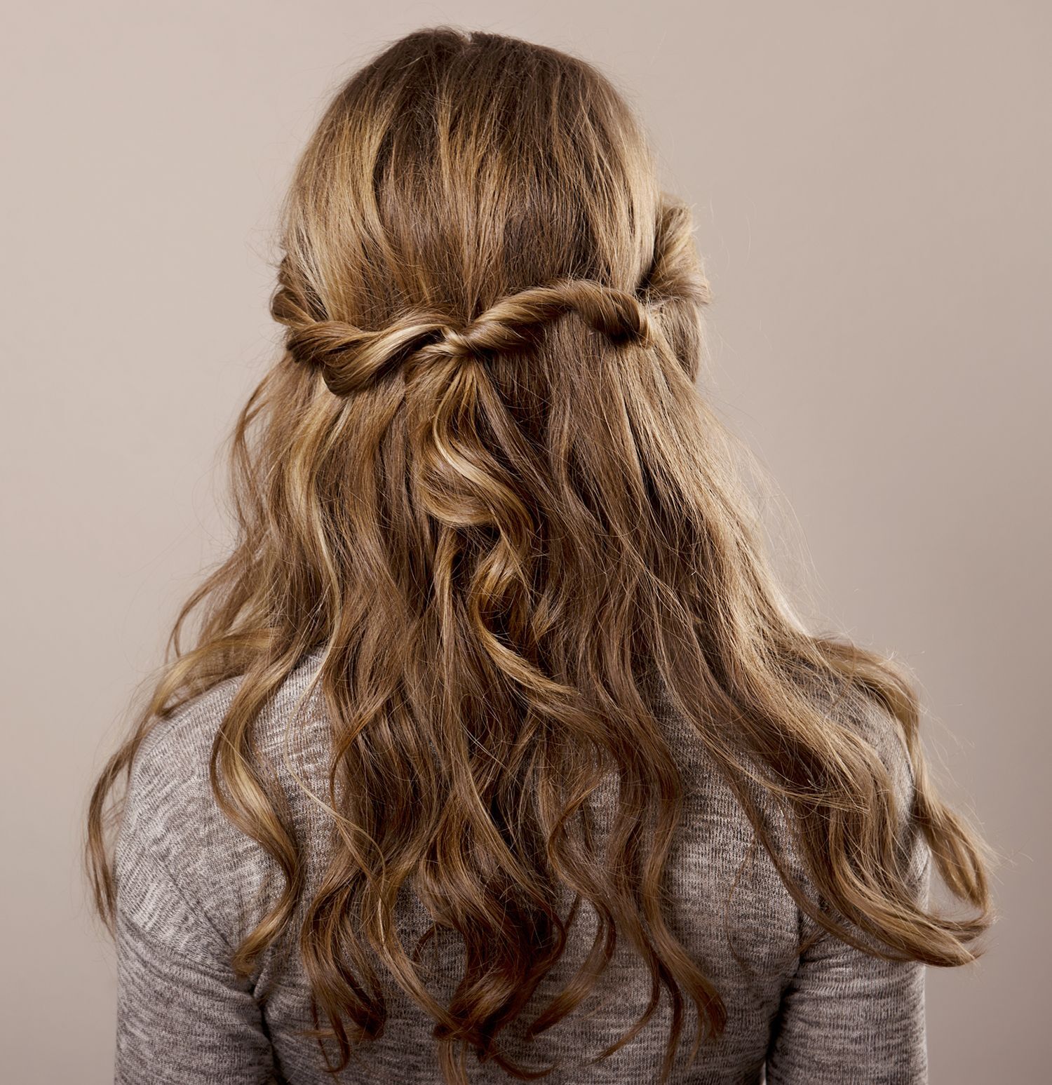 30 สไตล์ทรงผมยาวดัดลอน ที่ทำเมื่อไหร่ก็สวยได้ไม่หลุดเทรนด์