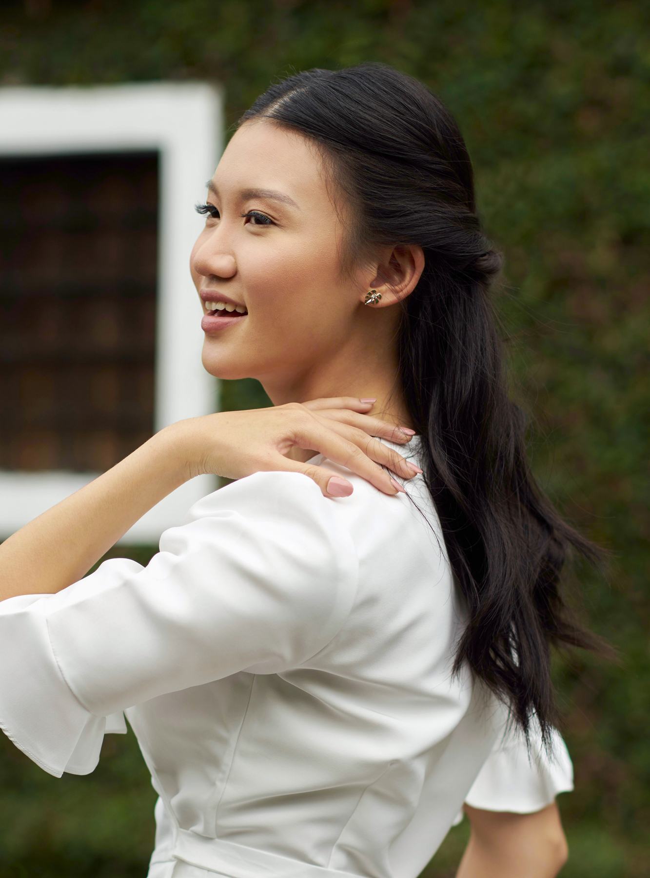 ทรงมัดครึ่งหัวดูสุภาพเรียบร้อย (Credit: Natasha Estelle)