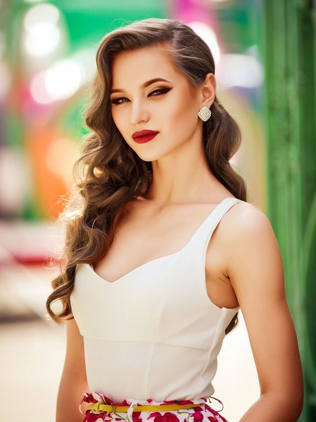ผมยาวลอนวินเทจ (Credit: Shutterstock)