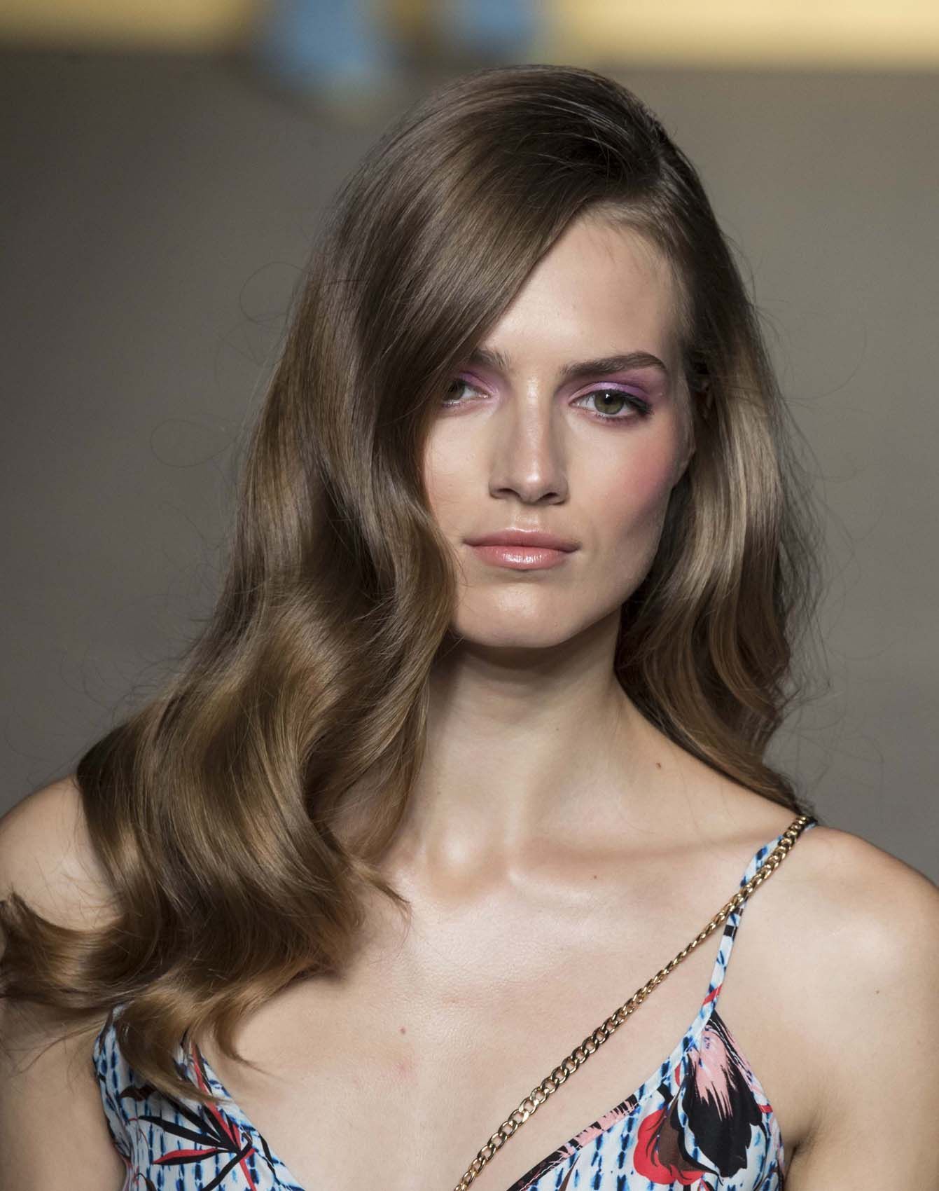 ดัดลอนผมแบบคลายๆ เบี่ยงข้าง (Credit: indigitalimages.com)