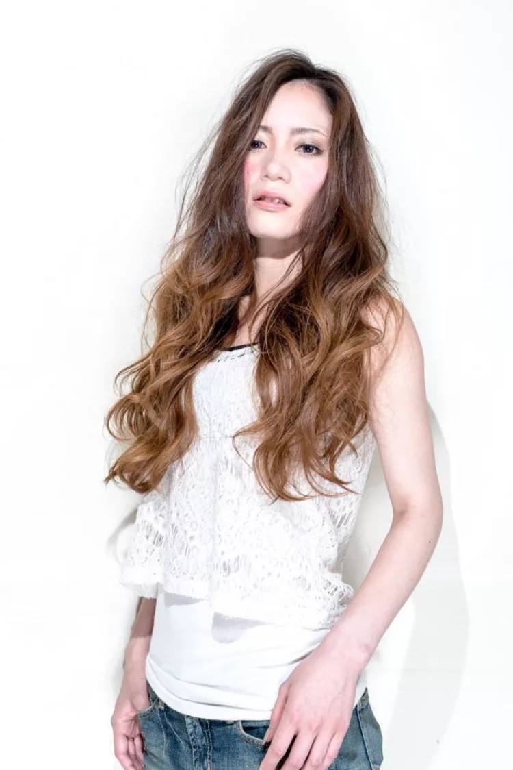 ไอเดียทำสีผมน้ำตาลซินนาม่อน เฉดน้ำตาลฟุ้งๆ ให้ความรู้สึกสวยเป็นธรรมชาติ