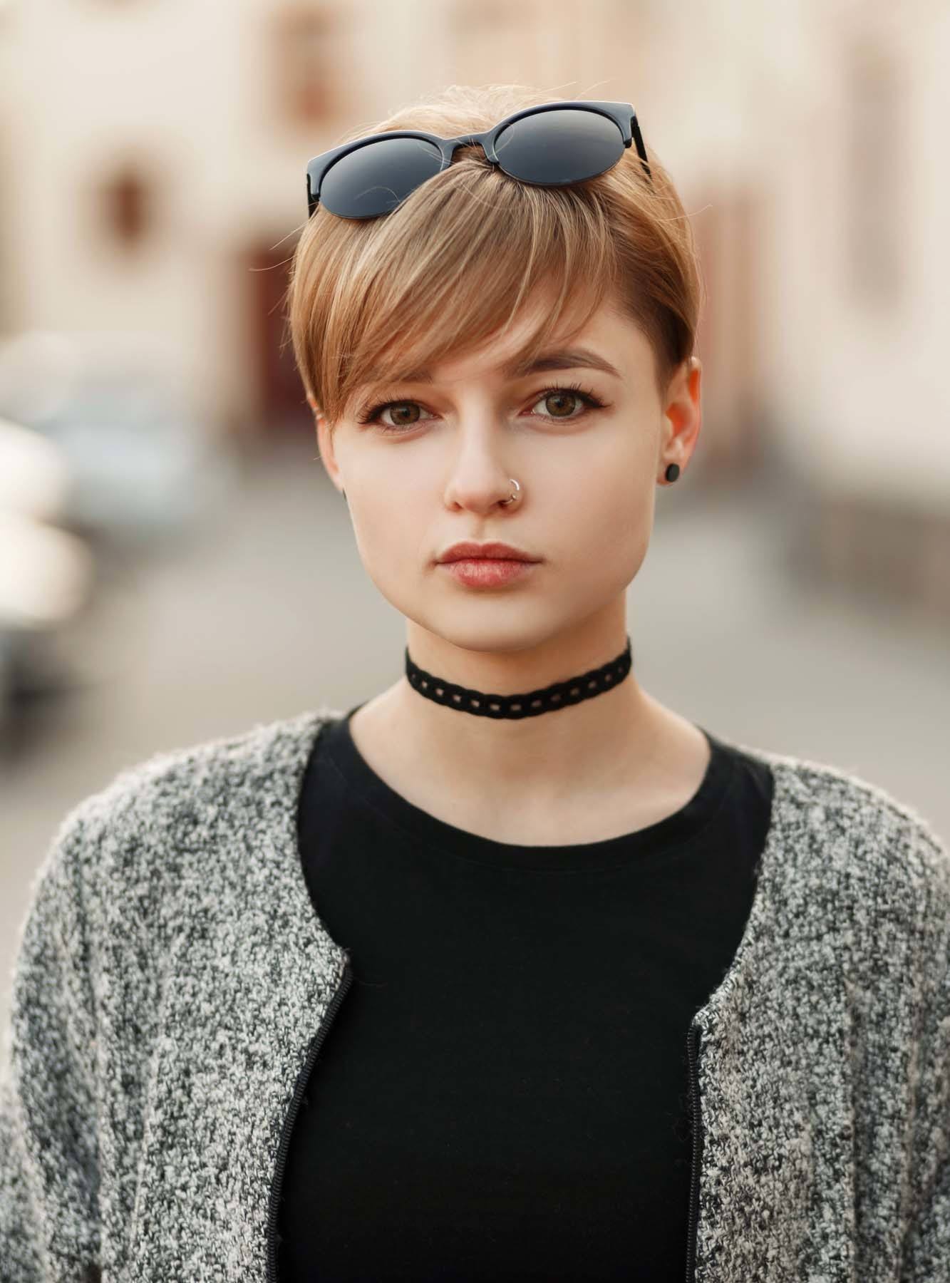 หน้าม้าปัดข้างช่วยลบเหลี่ยม (Credit: Rex by Shutterstock)