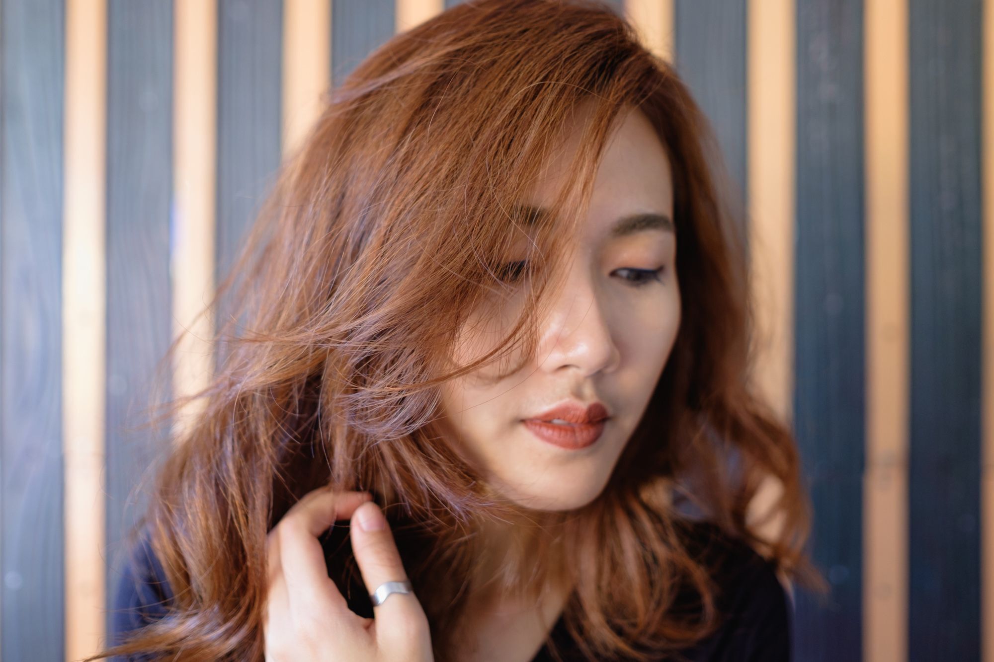 ไฮไลต์ผมสีน้ำตาล ลูกเล่นที่ช่วยให้สีผมดูเด่นเป็นประกาย เหมาะสำหรับสาวทุกสีผิว