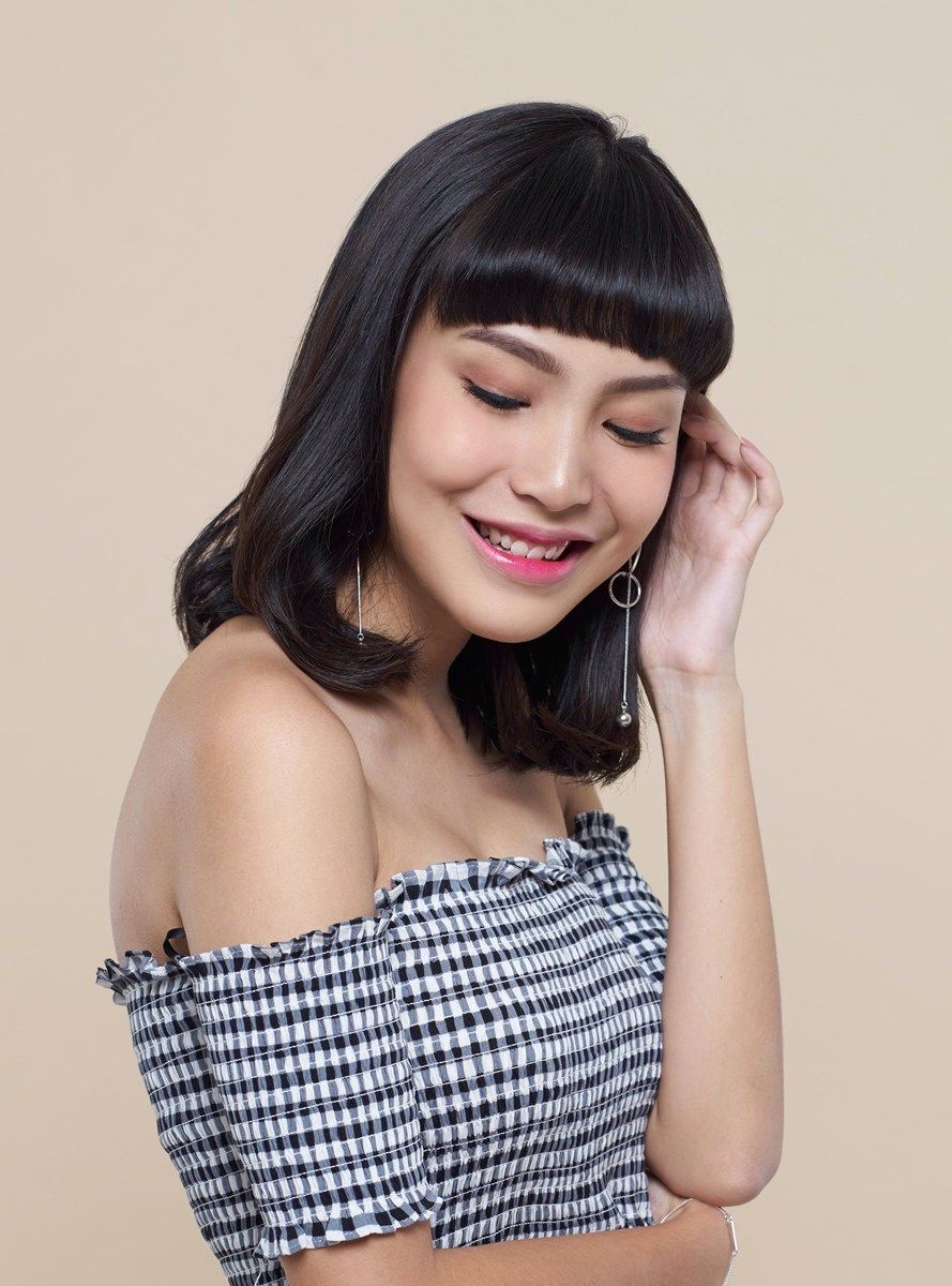 ถ้าหน้ายาว ก็ต้องตัดผมหน้าม้าตรงเพื่อลดพื้นที่ความยาวของหน้า (Credit: Hariono Halim)