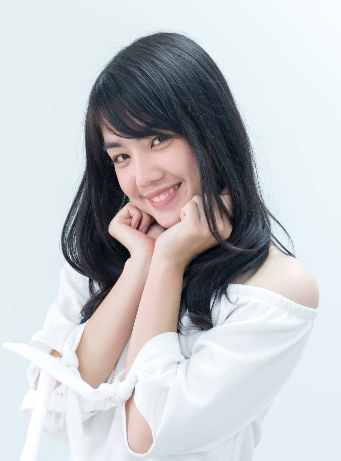 หน้าม้าปัดข้าง ก็ทำให้หน้ากลมเรียวสวยขึ้น (Credit: Rex by Shutterstock)