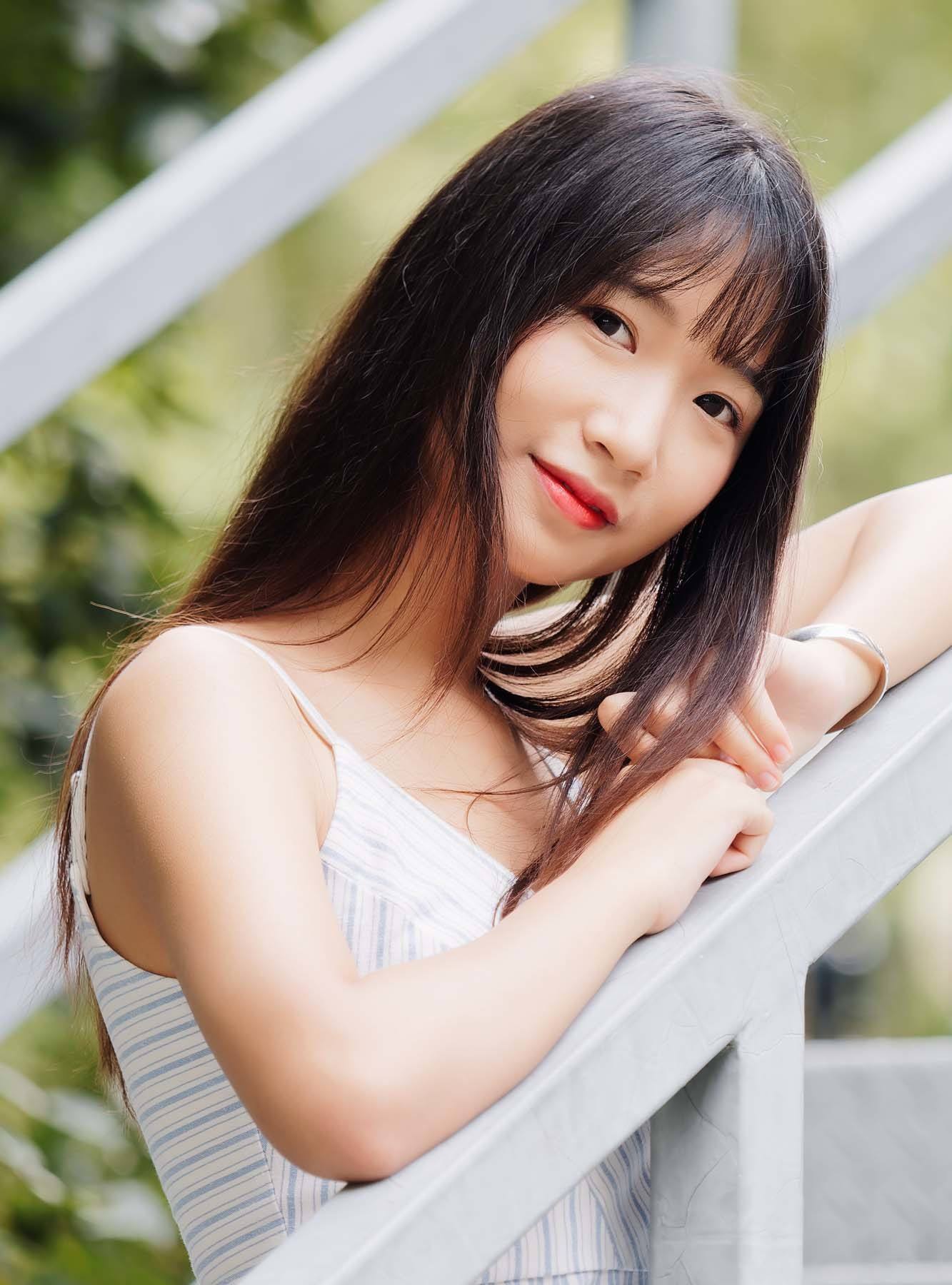 หน้าม้าบางๆ ปัดข้างเล็กน้อย (Credit: Rex by Shutterstock)