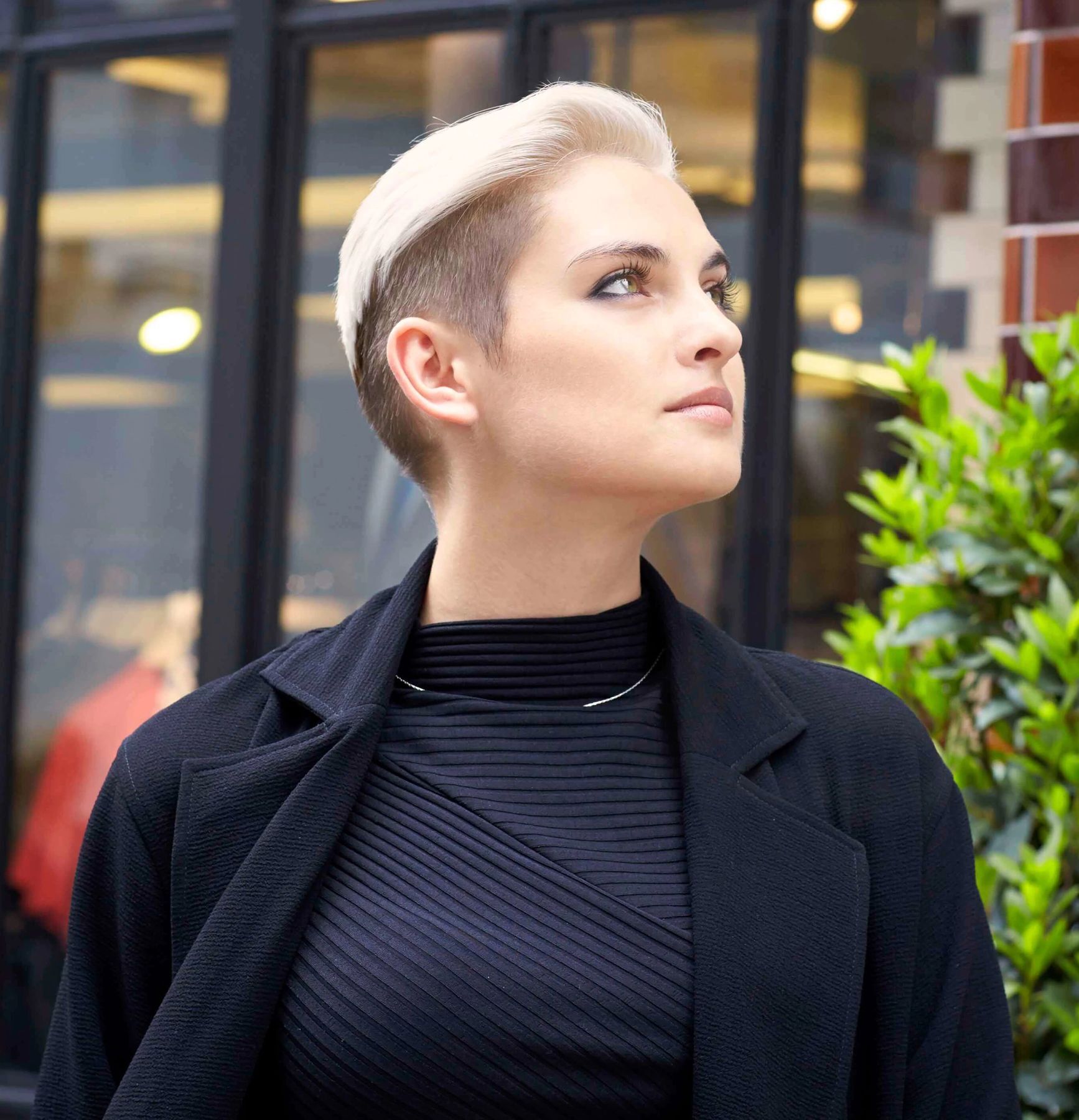 ชวนสาวๆ มาสะบัดลุคให้เป็นสาวมั่น ด้วยสไตล์ทรงผมอันเดอร์คัตสำหรับผู้หญิง