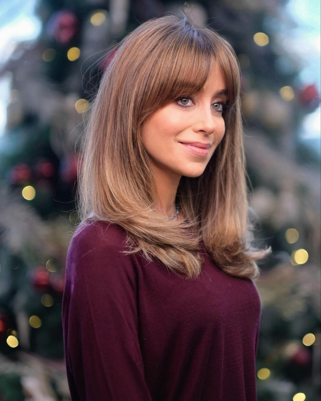 ผมหน้าม้าปัดกึ่งแสกกลาง