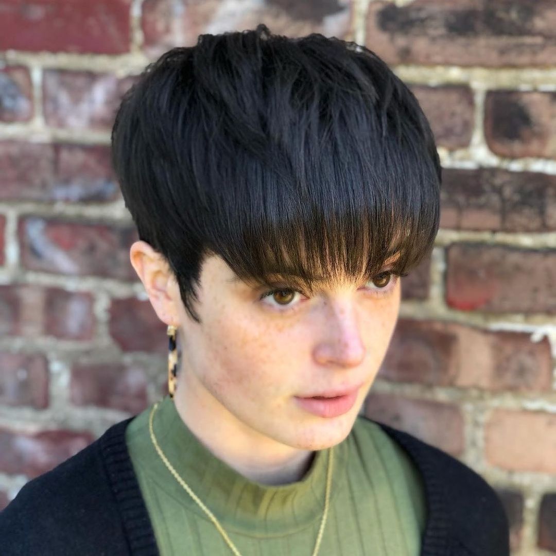 หน้าม้ายาวที่สไลด์ให้เข้ากับผมซอยสั้น