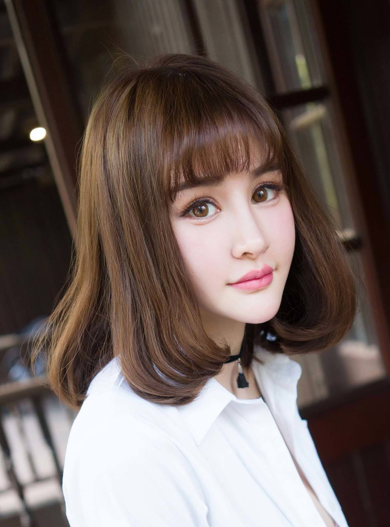 บ๊อบยาวประบ่าปลายงุ้ม กับหน้าม้าสไลด์ (Credit: Rex by Shutterstock)