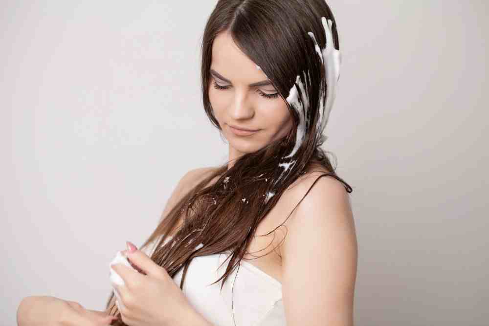 ผู้หญิงฝรั่ง ผมยาวสวย ทำทรีตเมนต์ผม